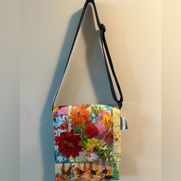 Gorgeous Blue Q messenger bag - 95% post-consumer material - Picture 2 of 9